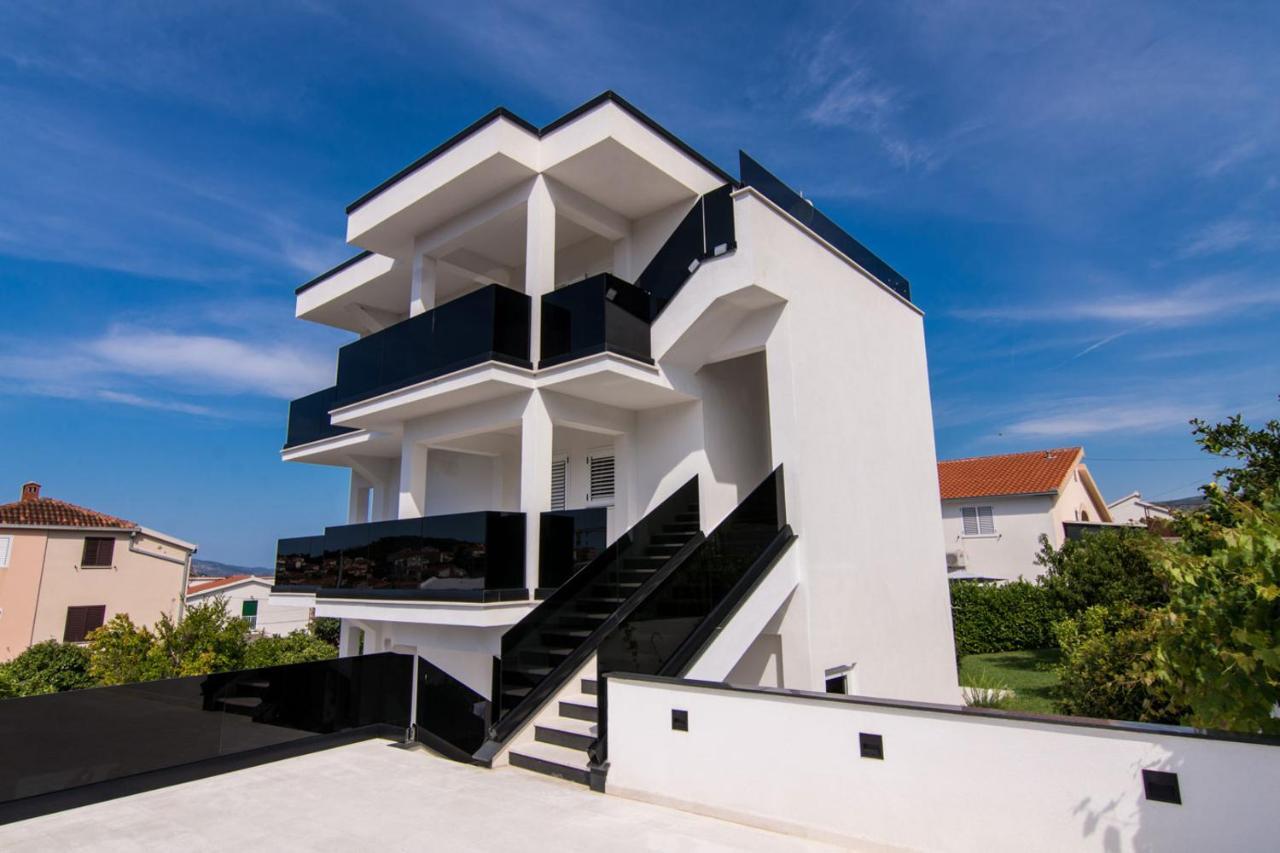 Black Apartament