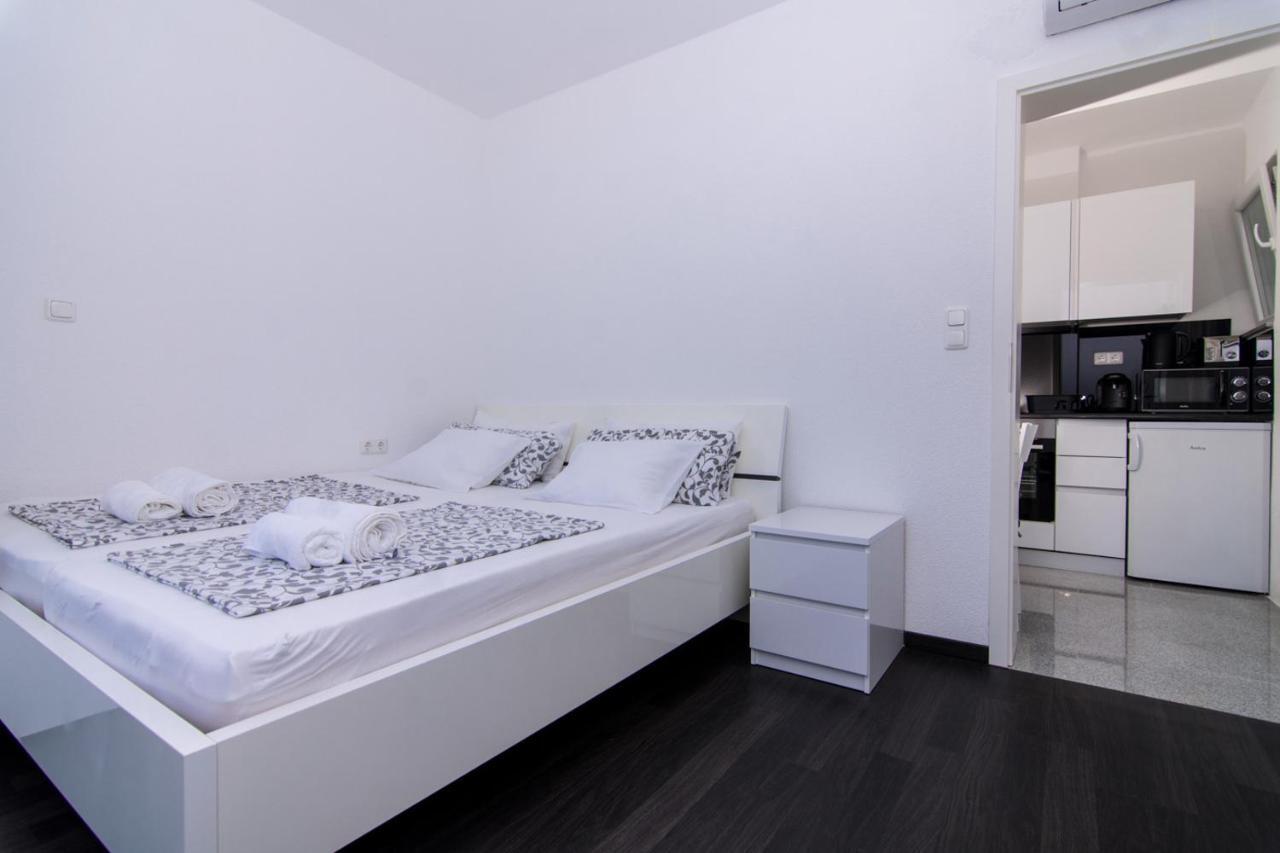 Apartment Black